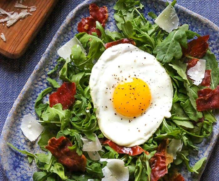 Salata de rucola cu oua si parmezan jpeg