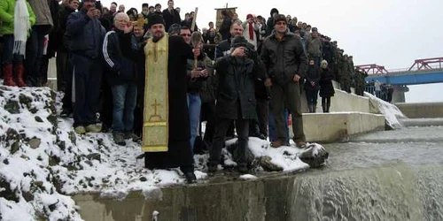 Crucea a fost aruncată de preotul Alexandru Tudose