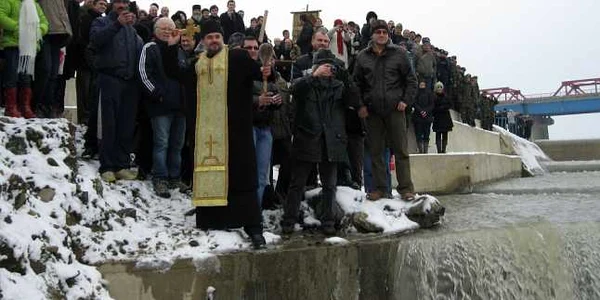 Crucea a fost aruncată de preotul Alexandru Tudose