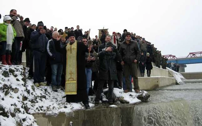 Crucea a fost aruncată de preotul Alexandru Tudose