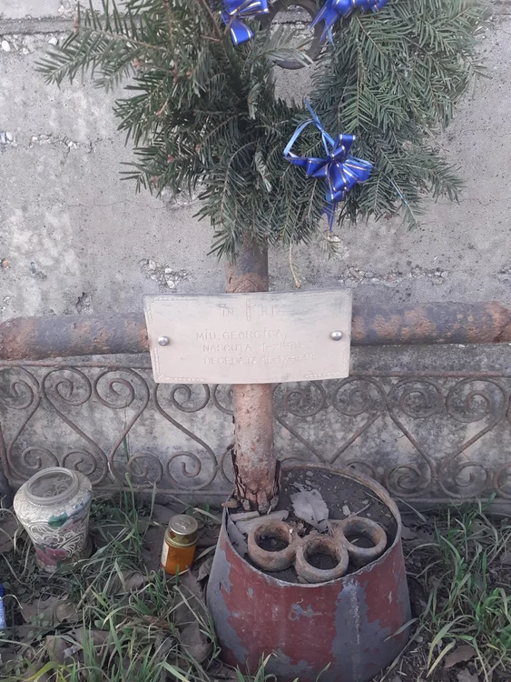 Crucea Georgicăi Miu, aflat la intrat în localitatea Otopeni, pe marginea drumului
