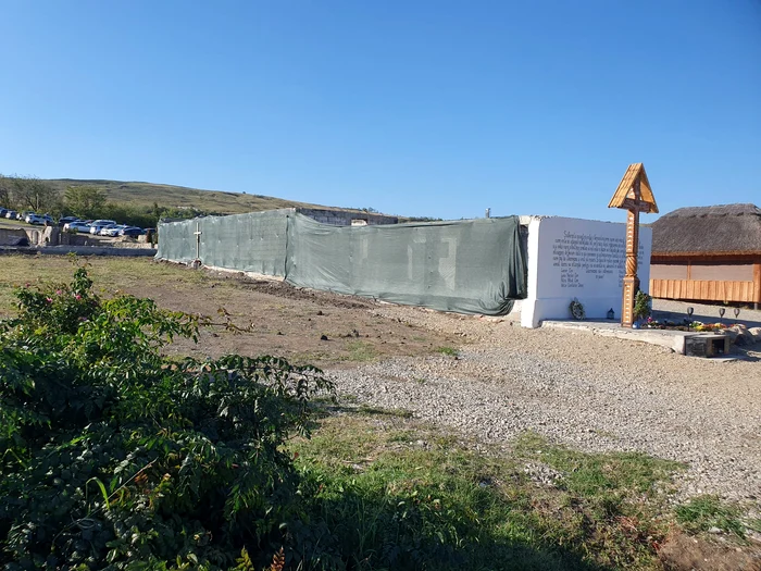 Monumentul închinat victimelor incendiului de la Ferma Dacilor