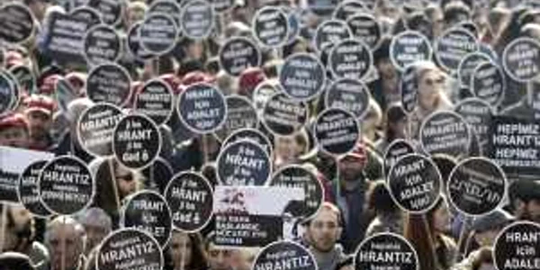 Protestatarii mărşăluiesc în fata birourilor ziarului Agos în timpul unei demonstraţii