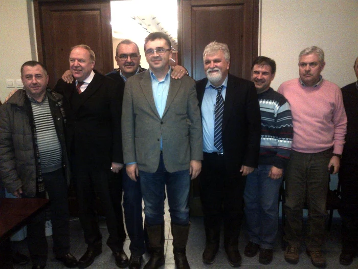 Marian Oprişan, flancat de deputaţii şi senatorii PSD Foto Facebook.