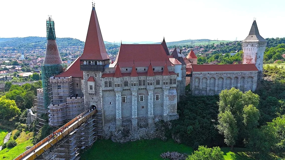 Lucrări de înlocuire a pardoselii „Sălii Cavalerilor” din Castelul Corvinilor (© Muzeul Castelul Corvinilor)