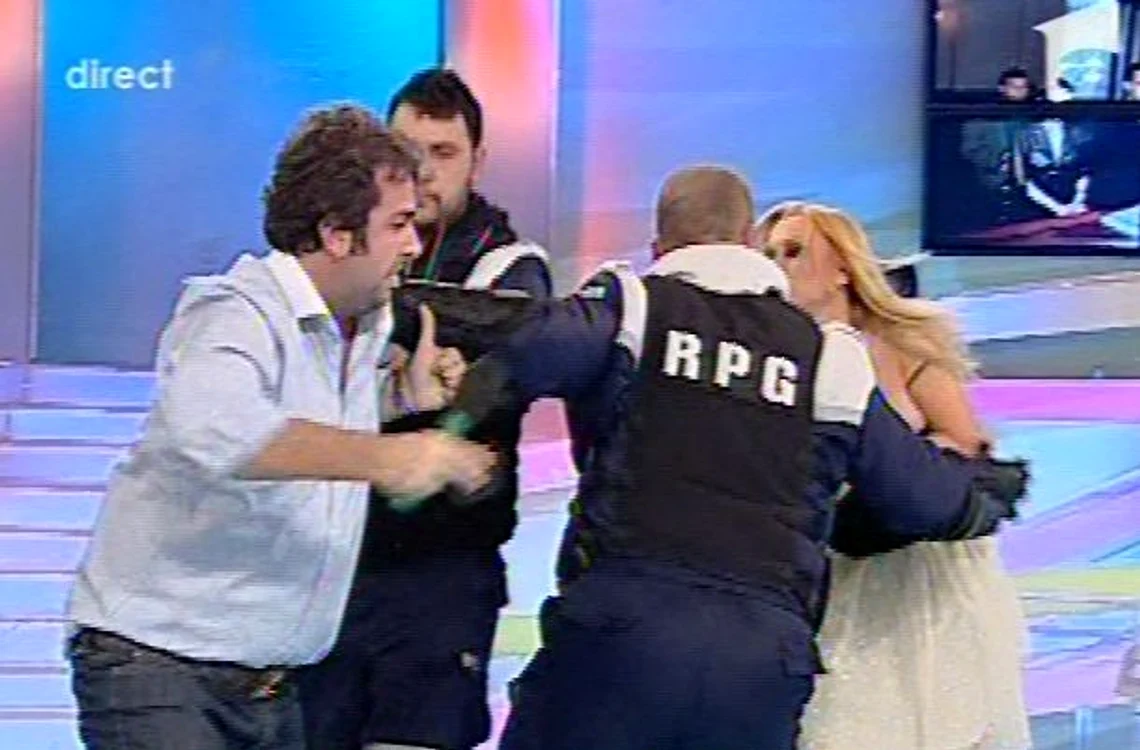 
    Simona Traşcă şi Miguel s-au luat la bătaie în direct la Antena 1  