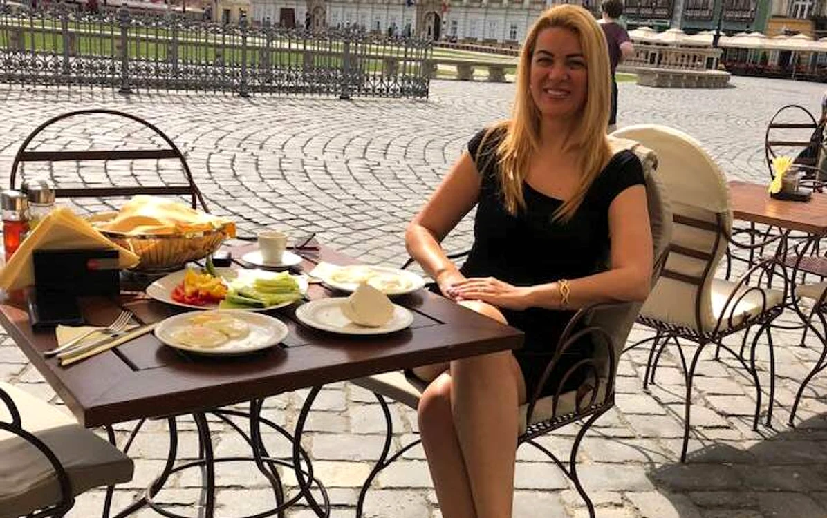 Oana Cornu își petrece timpul pe terasa restaurantului său