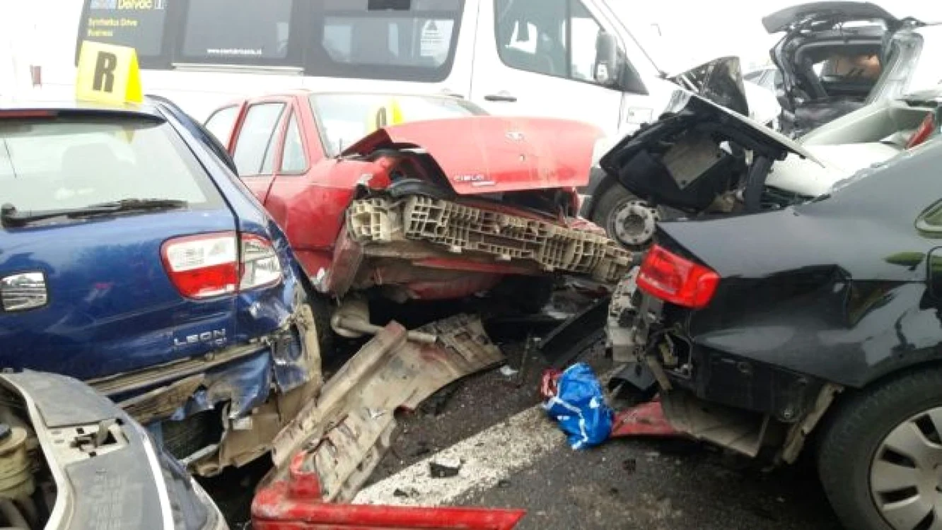 29 de maşini s-au ciocnit în  lanţ pe A2, pe 5 noiembrie 2016 FOTO ISU Bucureşti-Ilfov