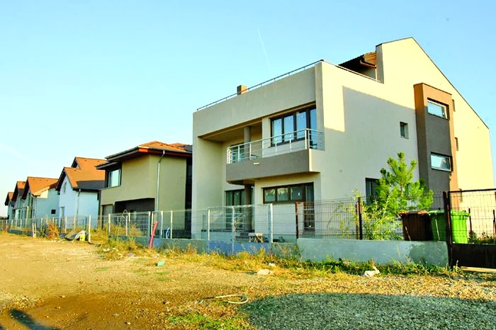 Majoritatea vilelor sunt goale. Doar 20 de persoane s-au încumetat să se mute aici