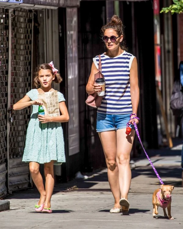 Suri s-a obişnuit cu gândul că o să îl vadă pe tatăl ei doar la televizor