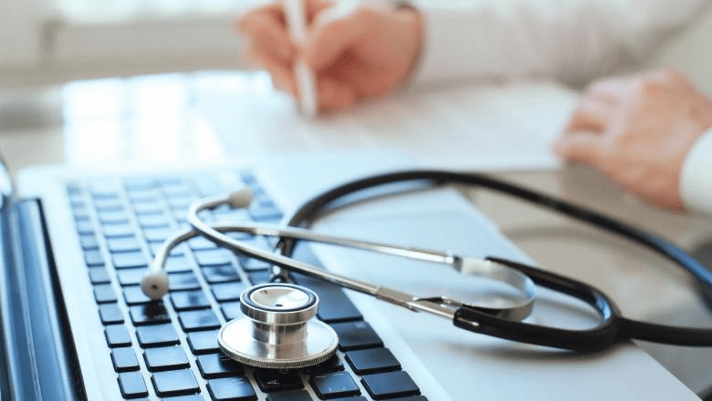 Chiulangii în halate albe. Medici, sancționați pentru că lipseau de la program și raportau activități pe care nu le făceau
