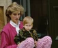 Prințesa Diana, avându-l în brațe pe Prințul Harry