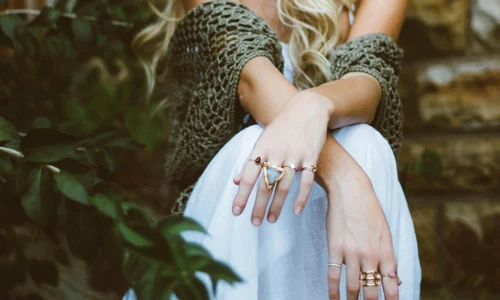 femeie in rochie poarta multe inele  kElEigko7PU jpg