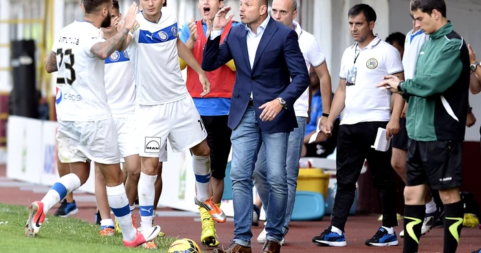 Bogdan Stelea (centru) n-a reuşit să se facă înţeles nici la Viitorul. FOTO: Răzvan Păsărică