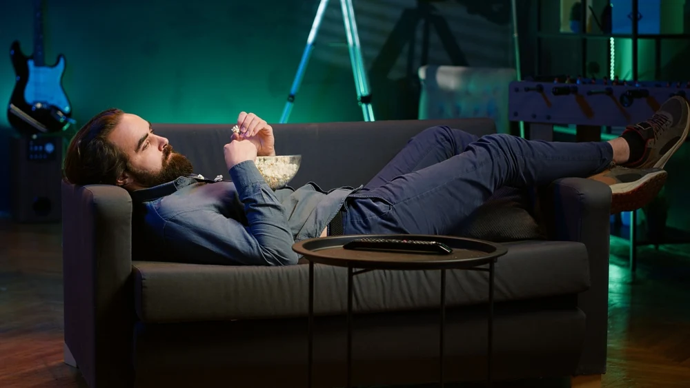 Cum ar putea arăta omul sedentar mediu până în 2050: Ochi înfundați în orbite și „gât tehnologic”