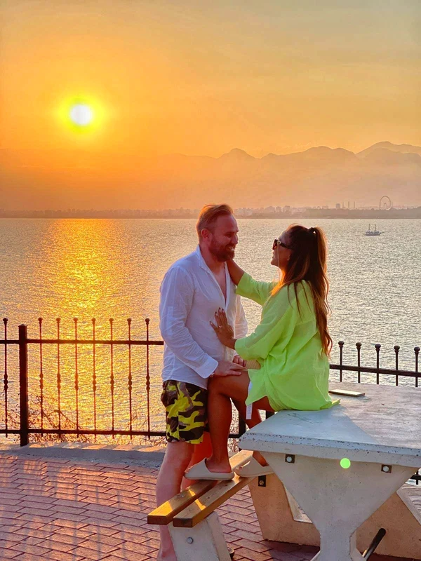 Bella Santiago, alături de soțul său. Sursă: Instagram