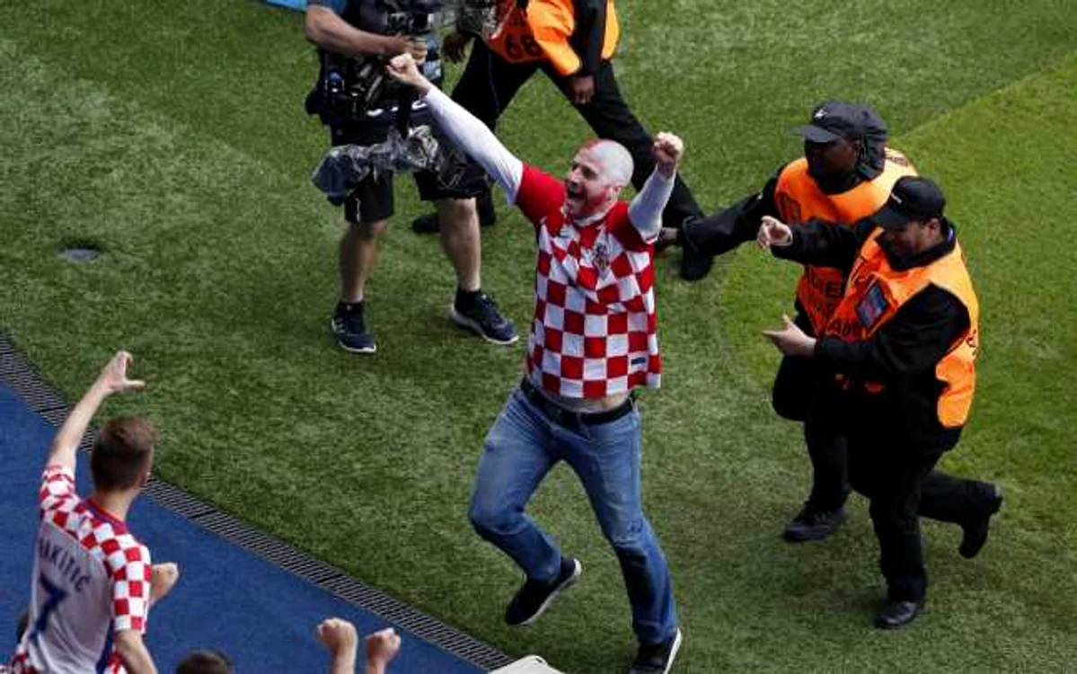 Fanii croaţi au intrat pe teren FOTO AP