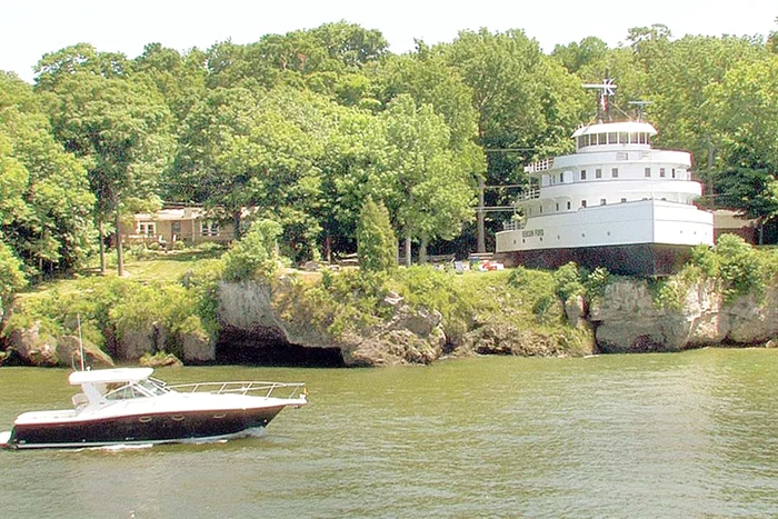 
    Arată ca o epavă, dar  interiorul de lux te  lasă mut de uimire (Fotografii: photoland/caters)  