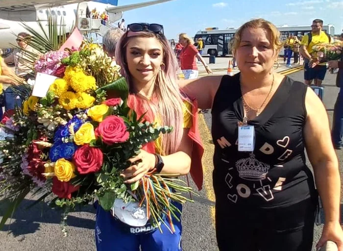 Mihaela Cambei, alături de mama ei, la sosirea la Aeroport