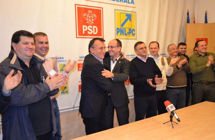 Minel Prina (centru, dr.), felicitat de preşedintele PSD/CJ Olt, Paul Stănescu, iar în stânga acestuia, fostul primar, Darius Vâlcov, devenit senator din decembrie anul trecut...