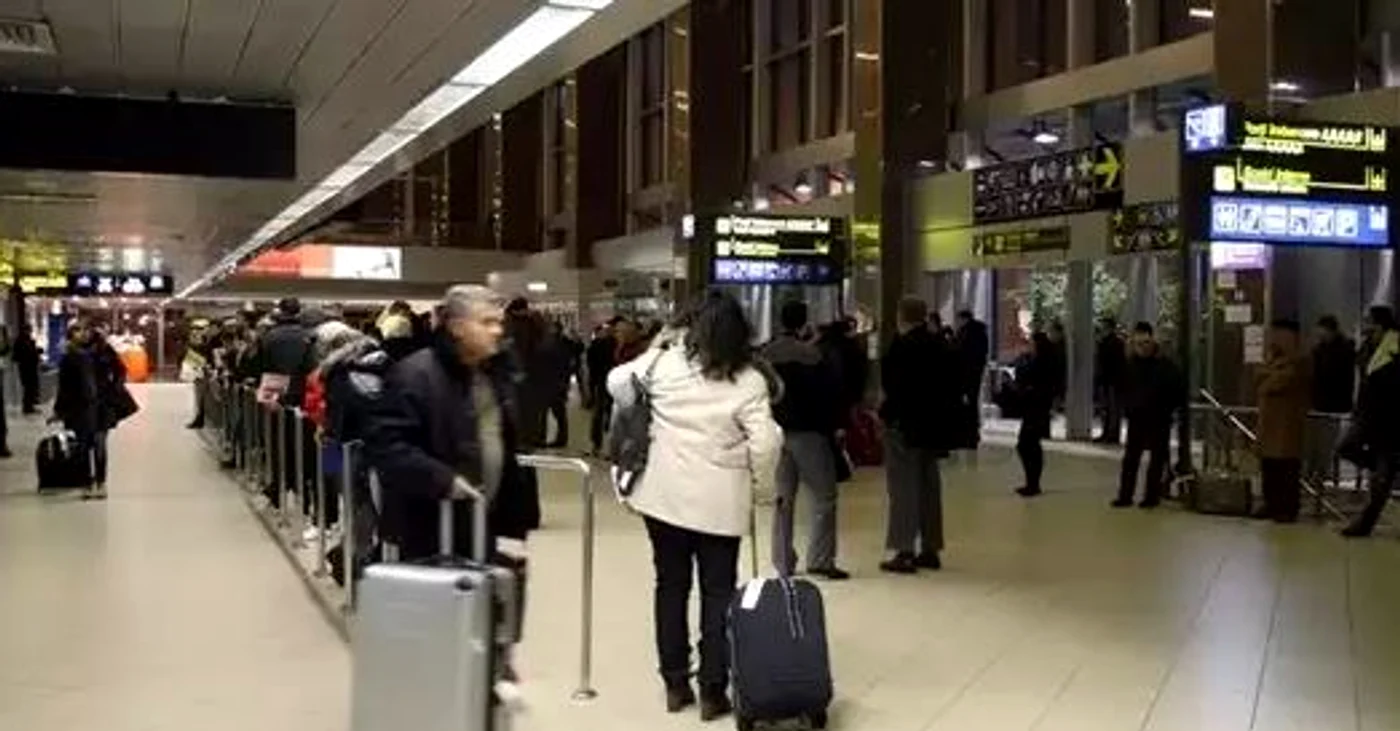 
    Bărbatul se afla pe Aeroportul Otopeni când a fost ridicat de procurorifoto: incomemagazine.ro  