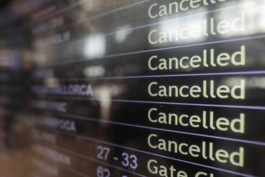 ANPC a sancţionat Blue Air cu peste 10 milioane de lei pentru cursele anulate din ultimele trei luni