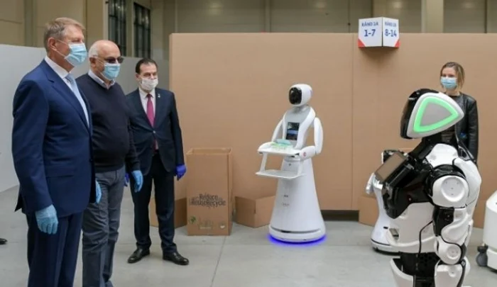 Robotul Escu l-a întâmpinat pe Klaus Iohannis la intrarea în spital Foto:gov.ro