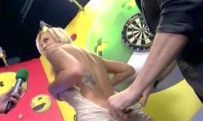 Simona Traşcă şi-a arătat tatuajele şi şi-a dat jos chiloţii la TV.