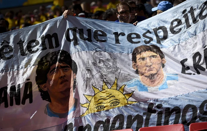Fanii argentinieni, cu un banner în care apar atât Maradona cât şi Messi. FOTO: Reuters