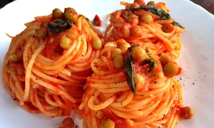 spaghete cu sos de rosii picant cu mazare jpeg