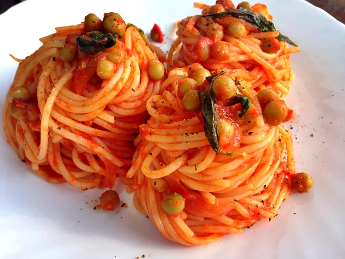 
    Spaghete cu sos de roşii picant cu mazăre  