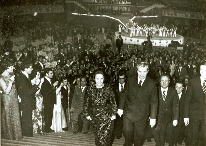 Revelionul elitei comuniste se transforma într-un spectacol regizat al puterii.