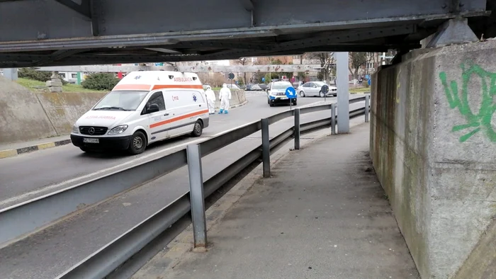 Ambulanţa rămasă blocată într-un pasaj pe sub calea ferată din Râmnicu Vâlcea pentru că şoferul nu a luat în considerare regimul de înălţime Foto Adevărul