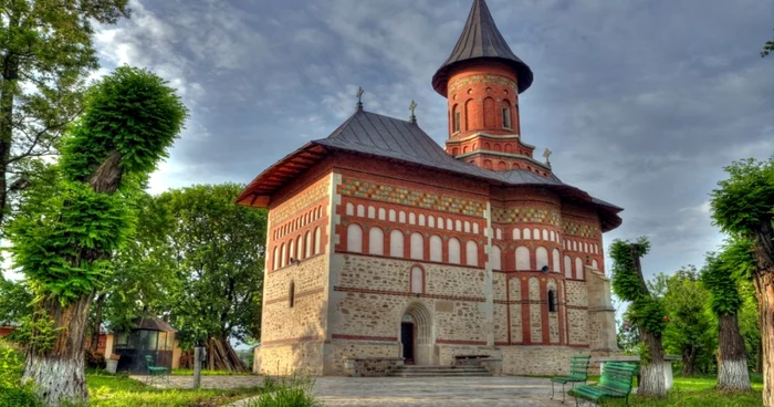 Pe lângă construirea bisericii, în cadrul aceluiaşi liceu, Consiliul
municipal Chişinău a decis deschiderea unui Centru de educaţie
religioasă moral-spirituală şi filantropie. FOTO:blogprinvizor.ro