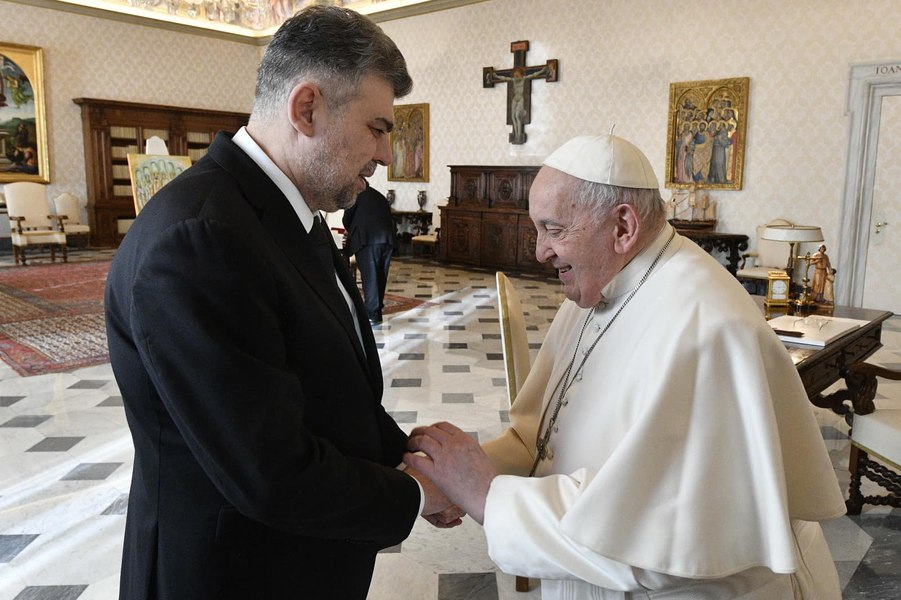 Marcel Ciolacu s-a întâlnit cu Papa Francisc la Vatican. Ce cadouri și-au făcut