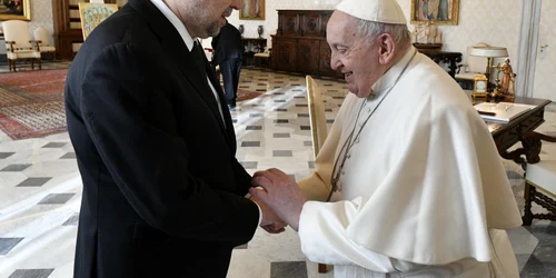 Marcel Ciolacu si Papa Francisc FOTO Guvernul Romaniei jpg