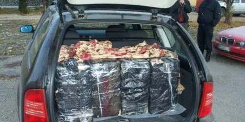 Portbagajul maşinii era ticsit de ţigări