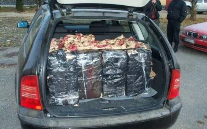 Portbagajul maşinii era ticsit de ţigări