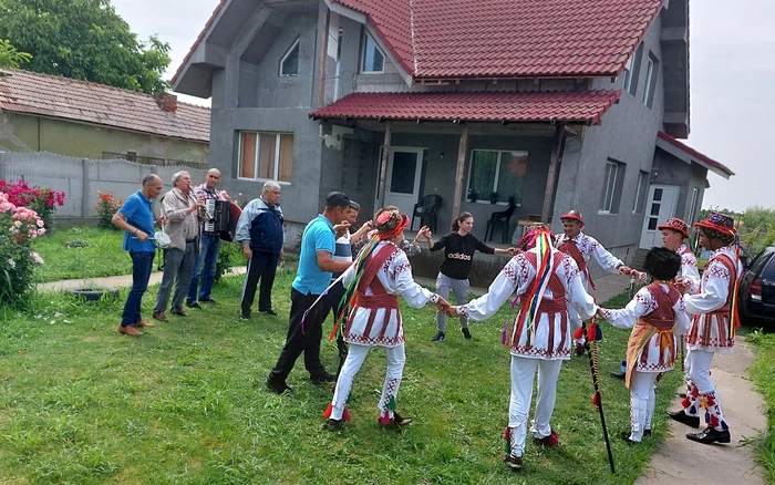 Călușarii vor intra în curțile sătenilor, ca odinioară FOTO: Ion Teleșpan/Palatul Copiilor Slatina