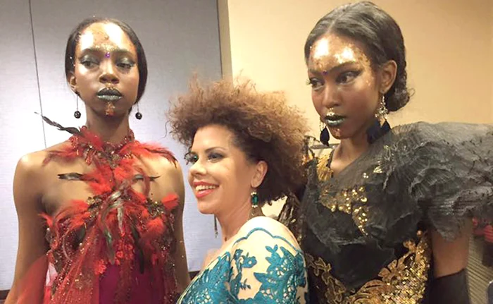 Luminița Anghel s-a fotografiat cu două fotomodele ciocolatii din prezentarea de modă a lui Cătălin Botezatu. Ea și-a tras și o nouă coafură, mai zburlită, stil afro