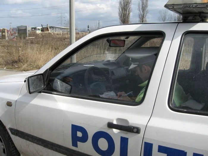 Tânăra a fost predată poliţiştilor. Foto: Adevărul