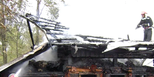 Incendiul le-a mistuit celor trei familii toate bunurile din gospodărie