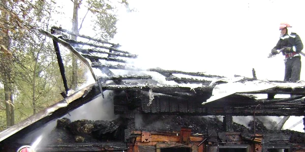Incendiul le-a mistuit celor trei familii toate bunurile din gospodărie