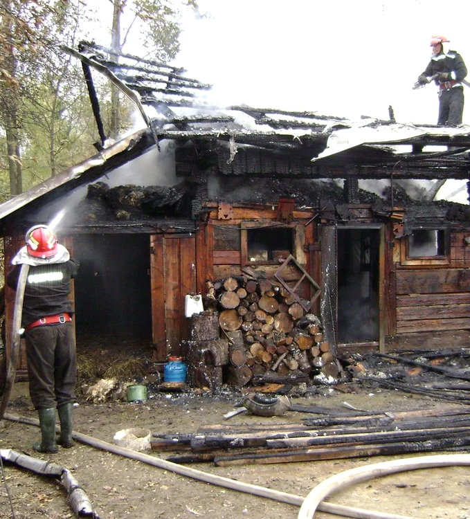 Incendiul le-a mistuit celor trei familii toate bunurile din gospodărie