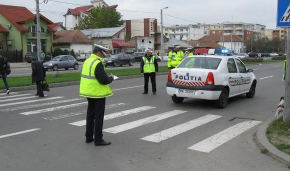 Momentul în care o femeie este spulberată de un taxi pe trecerea de pietoni. A fost aruncată în aer ca o păpușă VIDEO