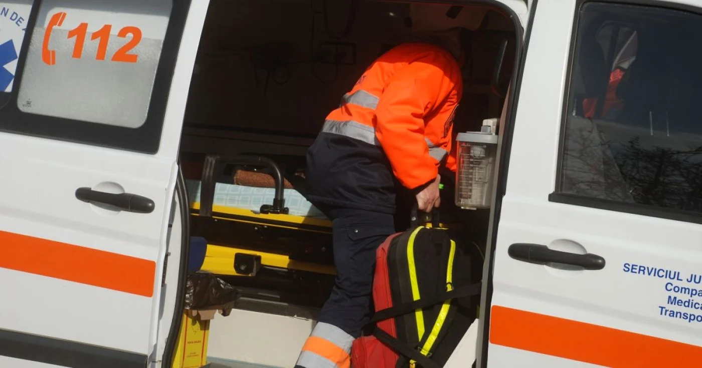 Bărbatul agresat a fost transportat la spital, unde a decedat FOTO Adevărul