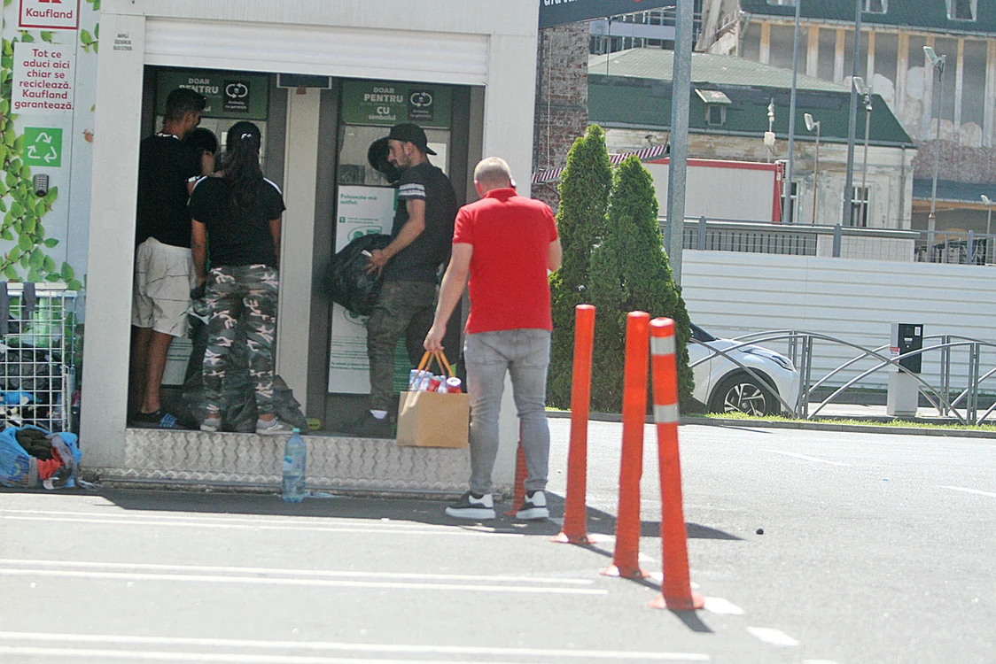La Kaufland Basarab,  alți „clienți” fideli  cu sacii plini