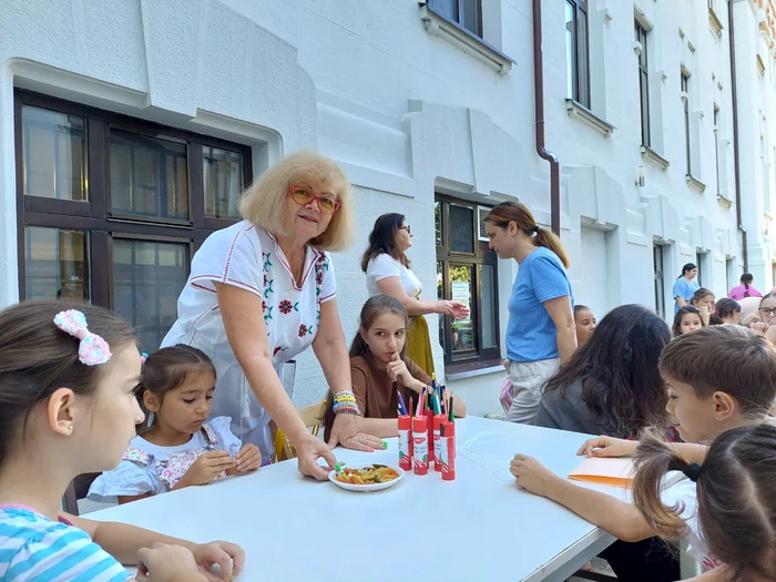 Întâlnirile cu copiii dorinici să învețe sunt întotdeauna o bucurie FOTO: Ana Chitulescu
