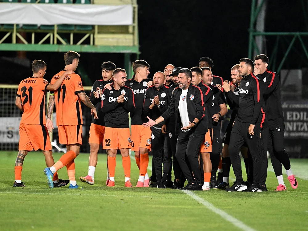 Jucătorii și staff-ul lui FCSB se bucură pentru victoria de la Mioveni