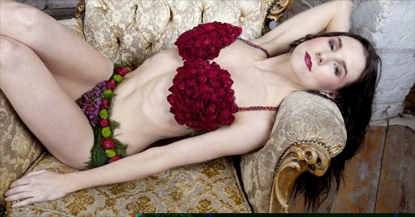 Un astfel de set floral, format din sutien şi bikini, poate ajunge la suma de 942 de euro. Darul este însă efemer, pentru că florile se ofilesc după numai două zile. FOTO Daily Mail